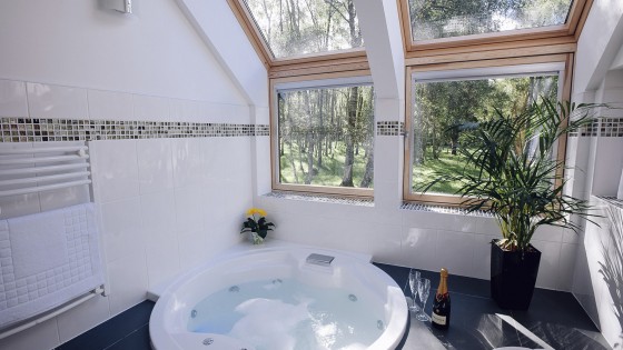 Luxury whirlpool bathroom, 5 star lodge Highlands